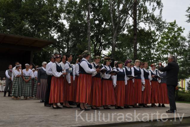 Jauktais koris estrādē XXV Dziesmu svētku atklāšanas pasākumā 30.06.1013.